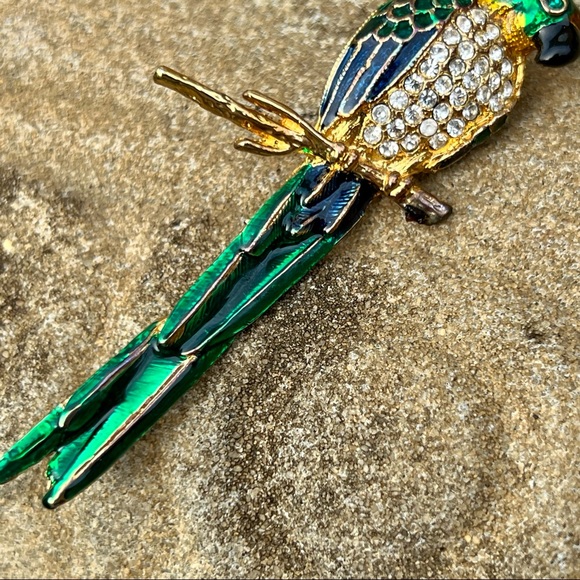 Vibrant blue and green parrot brooch encrusted with rhinestones - Picture 4 of 6